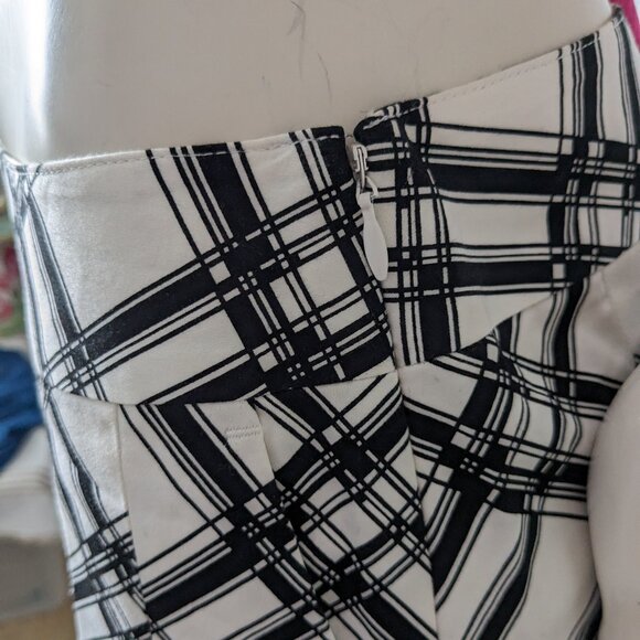 LizGolf - White / Black Pleated Golf Skort - Size 6 - Picture 6 of 8